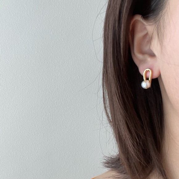 CLOSING SALE! 💕18K Gold Plated Starry Pearl Earrings - Picture 3 of 6